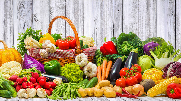 很多蔬菜水果都能够起到降压、降血脂和降胆固醇的作用。