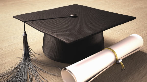 毕业生的学士帽与证书示意图。（图片来源：Adobe Stock）