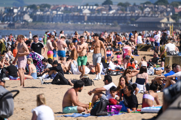 2020年6月25日，在苏格兰Portobello海滩消暑的民众。