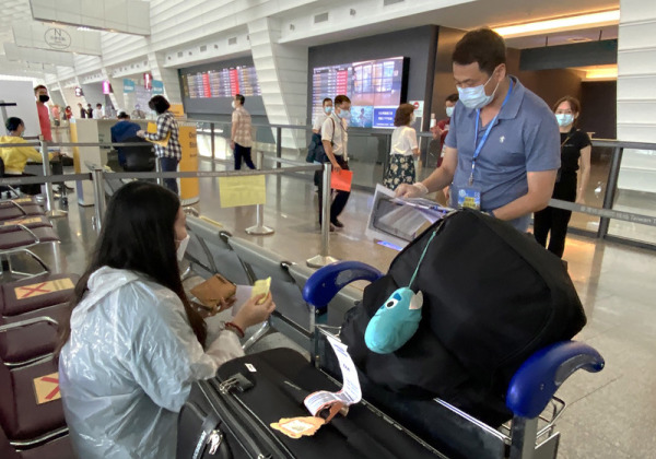 26日下午，第一批境外生飛抵台灣，且抵達入境大廳之後，再依照指示到教育部設置的櫃台報到，並由學校輪值人員協助安排後續交通事宜。