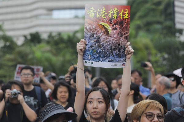 “中国动漫天王”三米巨画撑香港：灭共是天象