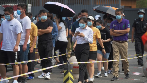 北京市感染中共病毒的人數持續上升，北京當局對民眾展開大規模核算檢測。圖為6月23日，北京某核酸檢測點。