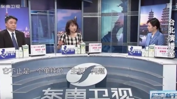 北京官媒在台采访乱象横生，甚至直接在台湾开设政论节目。图为陆媒东南卫视《海峡新干线》节目连线到台北时，摄影棚内有中国籍的主持人（右）先引言，2位台湾名嘴评论台湾时政。