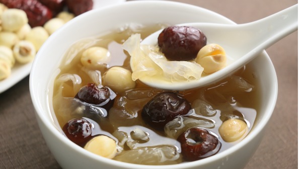 夏天裡來一碗冰冰涼涼白木耳蓮子湯，不但養生又消暑。