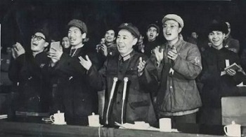 1967年，蒯大富、韩爱晶、谢富治在人民大会堂主席台上。