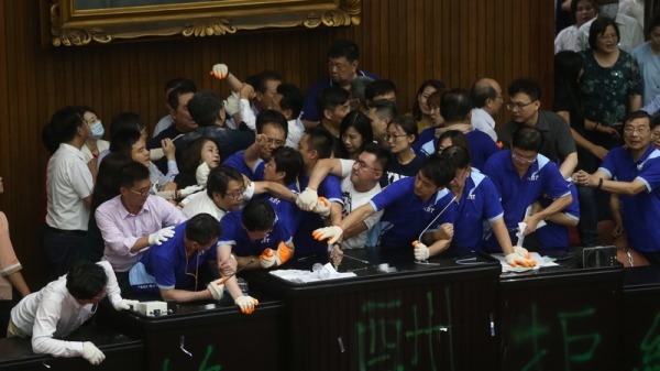 国民党立委昨天突袭占据议场，反对提名前总统府秘书长陈菊担任监察院长。在朝野协商破局之后，民进党立委攻入议场，双方随即爆发了推挤冲突，抢占主席台。