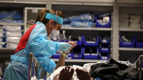 前线工作人员在旧金山湾地区的一家医院内照顾武汉肺炎患者。（图片来源：Justin Sullivan/Getty Images）