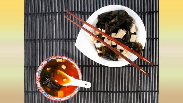 豆腐搭配富含碘的海带或紫菜一起吃，既可加碘又可补钙。
