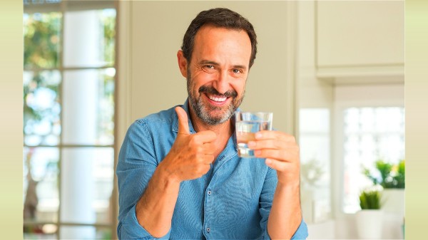 水分攝取不足而引起身體脫水是腎結石形成的主要危險因子，平時應多喝水。