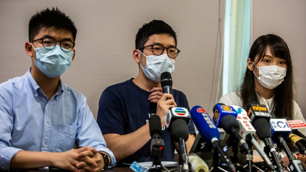 日前退出香港众志、身处海外的罗冠聪（中）8日宣布决定退出民主派初选。（图片来源：ISAAC LAWRENCE/AFP via Getty Images）