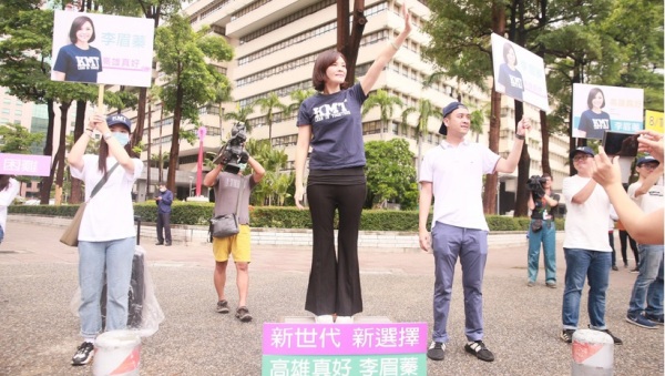 國民黨參選人李眉蓁（前左2）29日在高雄市政府四維中心前定點拜票，爭取支持。