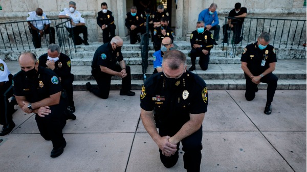 美國警察跪地聲援抗議者打誰的臉？
