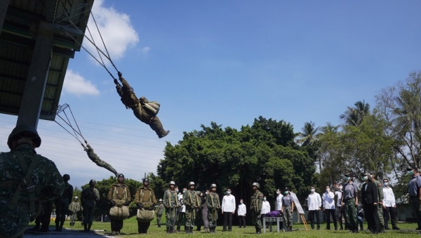 2日，总统蔡英文前往屏东视察陆军航特部空降训练中心，部队在现场实施“摆动着陆”等训练科目。
