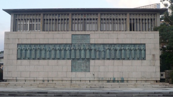 日本二十六聖人雕刻像，右起第九人是少年路易士•茨木。