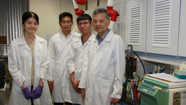 成功大學材料系教授廖峻德（右）率領實驗室團隊研發中共病毒的快篩技術，以奈米陷阱概念捕捉病毒，1分鐘就能知道結果