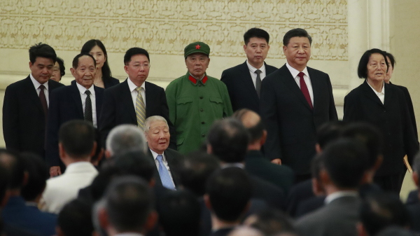 2019年9月29日，习近平在北京大会堂授予申纪兰（右一）等人“共和国勋章”。