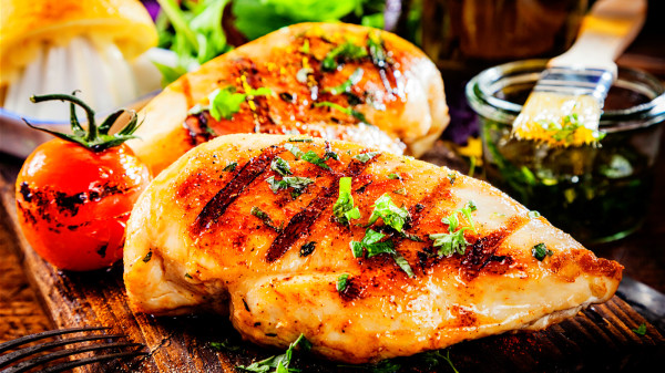 鸡肉甘温，入脾经，具有很好的补虚益气功效，很适合夏季食用。
