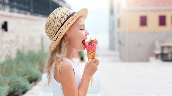 当你品尝消暑的冰品，开心当个美食冰品达人之余，也得给脑袋涨涨知识，你知道冰淇淋是谁发明的吗？