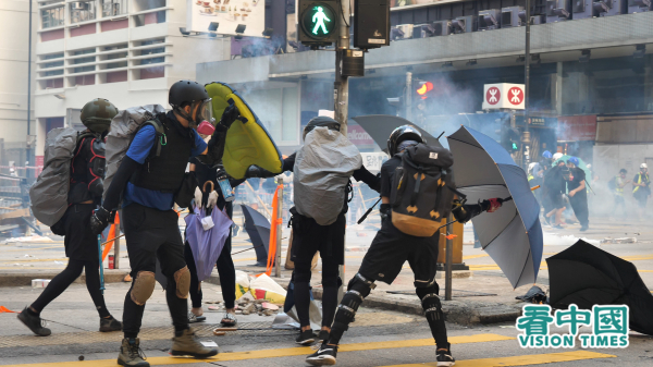 一名香港15歲中三男生在年初於元朗街頭試擲汽油彈，被少年庭裁判官水佳麗判處18個月感化令。建制派對不滿認為判刑過輕，水法官亦遭到投訴。香港司法機構昨發聲明表示投訴不成立。圖為反送中運動中的年輕人。（圖片來源：龐大衛/看中國）