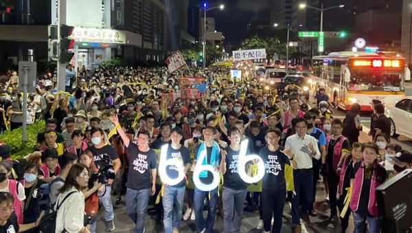 3日晚间，壮阔台湾联盟发起人吴怡农（前中）现身罢韩团体举行的游行活动，与众人高喊“6月6日、非韩不投、坚定罢韩”口号。