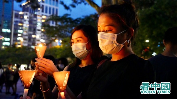 六四31周年纪念日，香港市民无惧禁令，坚持到维园参与烛光悼念集会。（图片来源：Adrian/看中国）