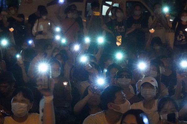 六四31周年，“遍地烛光悼六四”活动4日晚间在台北自由广场举行，许多民众到场参与，点亮手机灯光唱歌。