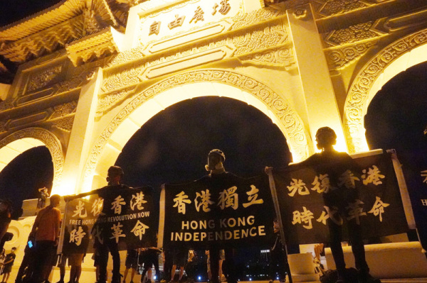 六四31周年，“遍地烛光悼六四”晚会4日晚间在台北自由广场举行，许多民众到场参与，几名声援香港的人士举布条表达诉求。