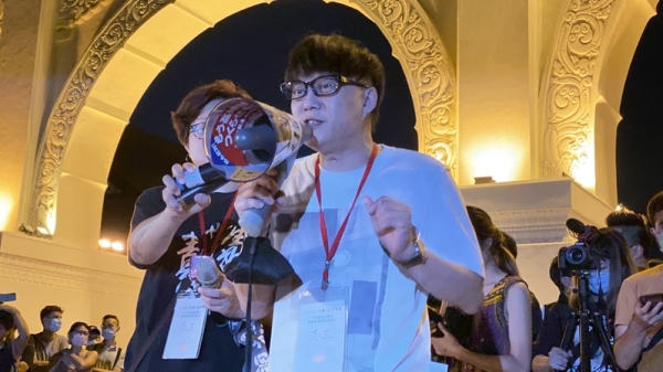 2020年，林夕在台灣出席六四活動時以廣東話高喊：「天滅中共，結束一黨專政」。（圖片來源：中央社）