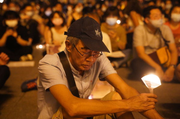 六四31周年，“遍地烛光悼六四”活动4日晚间在台北自由广场登场，铜锣湾书店创办人林荣基到场举蜡烛声援。