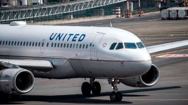 武漢肺炎疫情肆虐，世界第三大航空公司美國聯合航空（United Airlines，美聯航）公告，秋季恐會裁員3.6萬名員工。（圖片來源：PEDRO PARDO/AFP via Getty Images）