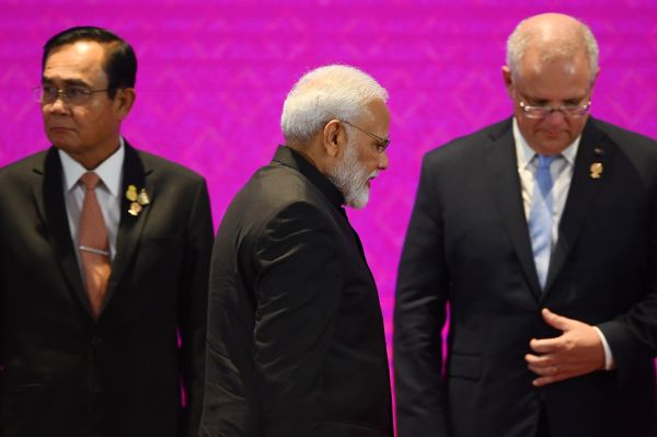 2019年11月4日，在曼谷舉行的第14屆東亞峰會期間，印度總理莫迪從澳大利亞總理莫裡森身前走過。2(16:9)