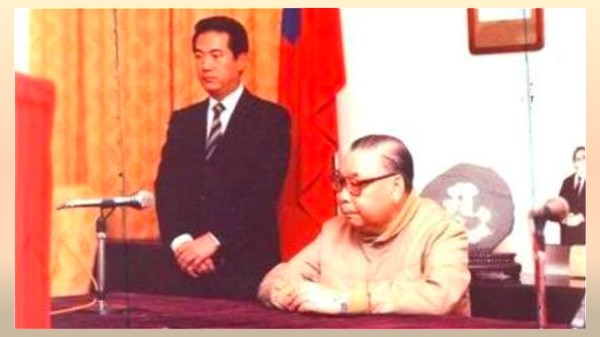 许多台湾人民认为蒋经国是对台湾贡献最大的总统。图为蒋经国（右）和宋楚瑜（左）。
