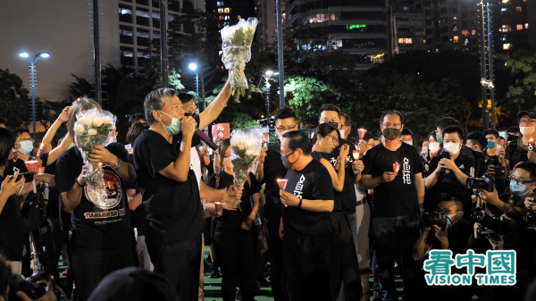 今年六四31周年當天，支聯會與香港市民無懼禁令，堅持到維園舉行燭光悼念。（圖片來源：龐大衛/看中國）