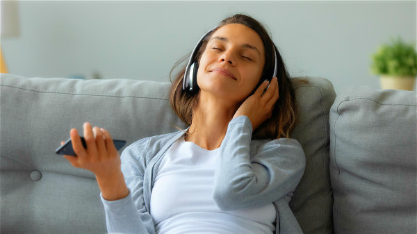 睡前聽舒緩音樂，可幫助一夜好眠。