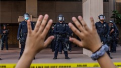 乔治亚州警察对示威者说:我只给上帝下跪(图视频)