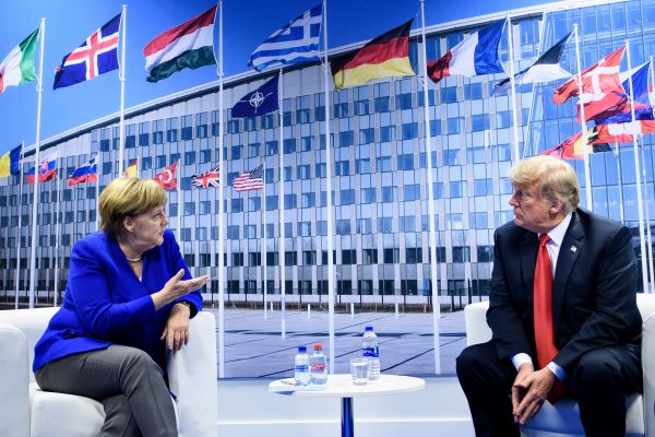 2018年11月11日，在北约首脑会议期间，德国总理默克尔和美国总统川普会谈。