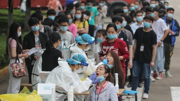 武汉市民排队进行核酸检测