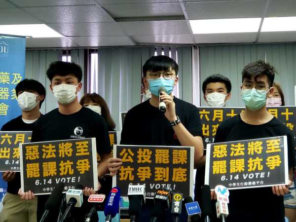 6月6日，香港中學生抗議「港版國安法」。