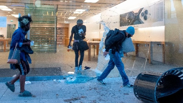 5月30日，美国洛杉矶一家苹果店被人趁抗议活动之机，砸烂门窗进行抢掠。