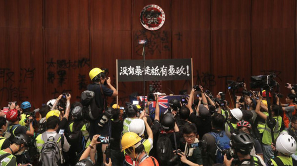 面对香港7月1日回归纪念与往年有所不同，消息称港警会出动最少3000到4000警力，包括六大总区应变大队候命，以应付可能出现的冲突。图为2019年7月1日，香港示威者攻入并占领立法会。