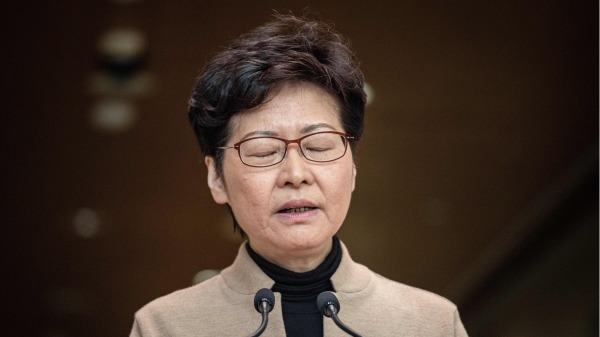 林郑以特首身份声称，“香港没有三权分立”，强调行政、立法及司法机关互相配合、制衡，都是要经行政长官向中央负责。