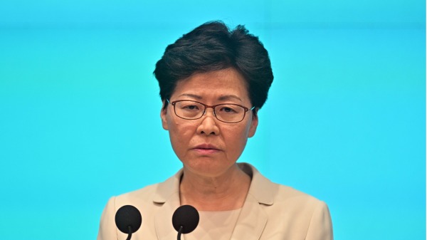 香港行政长官林郑月娥表示，年轻一代出现问题可能是“教育被‘政治化’的问题”，已要求教育局局长制定计划，全面在学校内开展有关《港区国安法》、国歌法等的教育。资料照。
