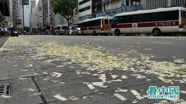 图为国安法通过后的七一，市民上街游行，并撒纸钱，寓意香港已死。