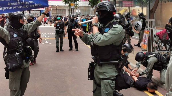 陆委会副主委兼发言人邱垂正今提醒国人留意前往香港存在风险。图为“港区国安法”生效后，1日下午2时许，警方驱赶聚集人士，并逮捕一名示威者。