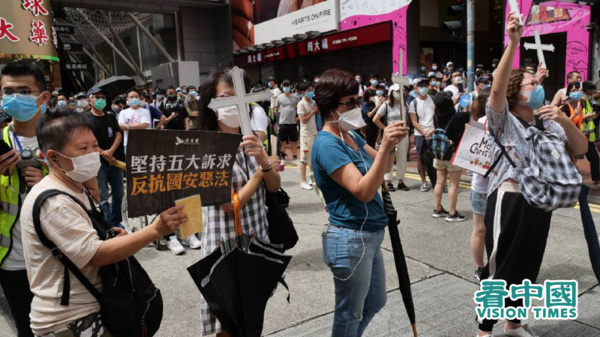 香港民众在街头反对国安法