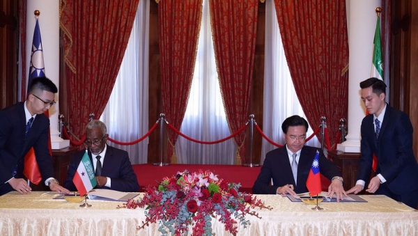外交部长吴钊燮（右2）2月26日根来台访问的索马利兰外长穆雅辛（左2）于台北宾馆共同签署议定书，并将互设代表处。