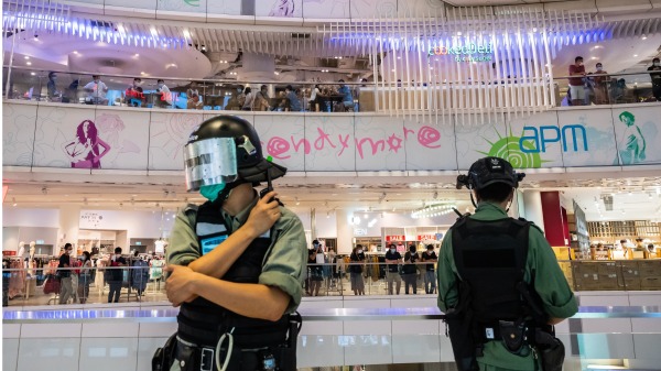 香港警察在商場裡