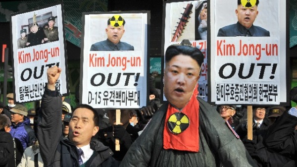 2013年2月13日，在韩国首尔举行的一次谴责朝鲜核子试验的集会上，抗议者举着金正恩肖像，并高呼口号