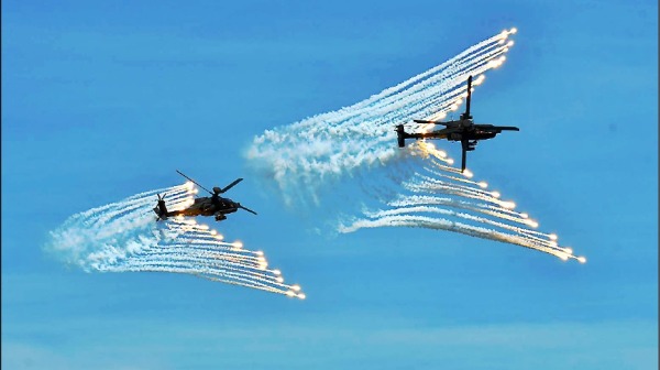 汉光演习预演，陆军阿帕契直升机施放热焰弹，宛如美丽的天使之翼。