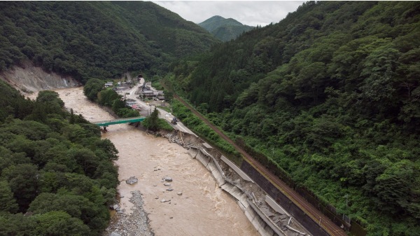 圖為2020年7月9日，日本岐阜縣下呂市的一條道路在暴雨和洪水中遭到破壞。